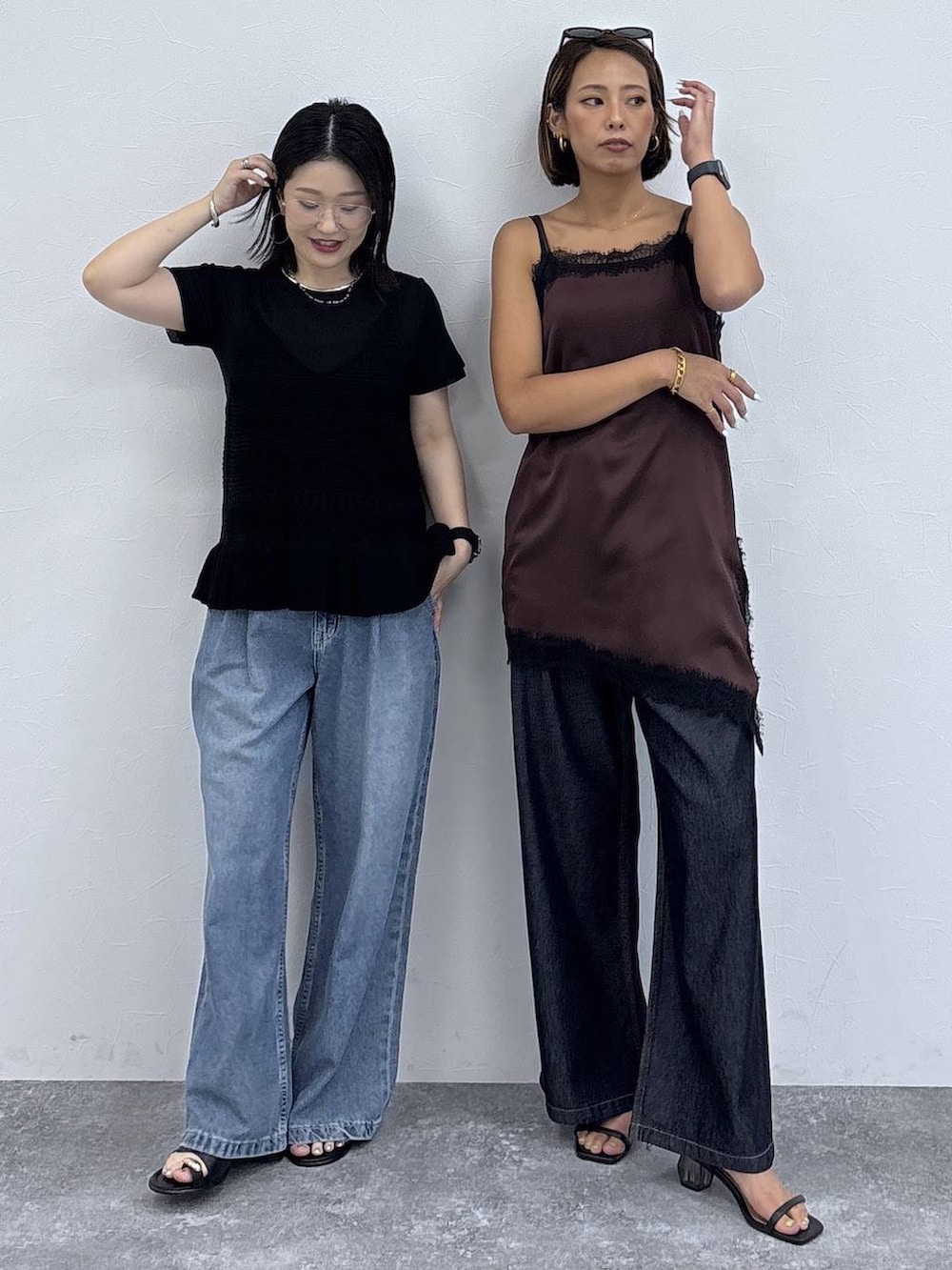 ブラック系のサンダル、ブラック系のベスト、ブラック系のTシャツ/カットソーを着用したレディースの夏コーディネートの3枚目の写真