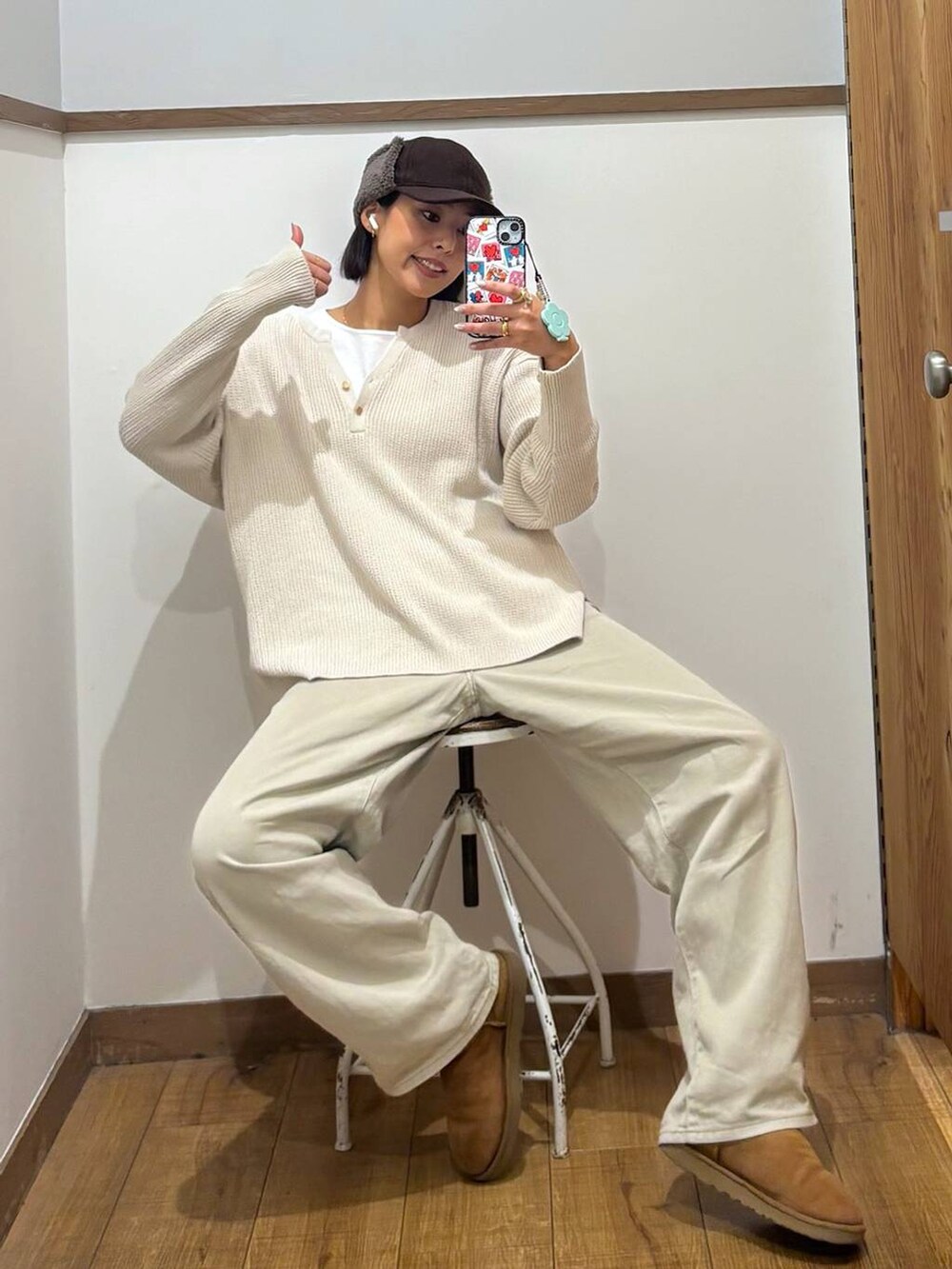 ベージュ系のデニムパンツ、ホワイト系のTシャツ/カットソー、ベージュ系のニット/セーターを着用したレディースの秋コーディネートの3枚目の写真