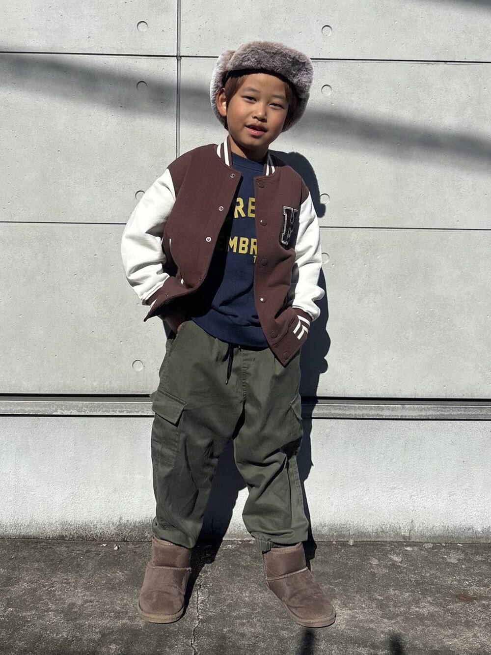 ブルー系のスウェット、グリーン系のカーゴパンツ、ブラウン系のブーツを着用したキッズの秋コーディネートの9枚目の写真