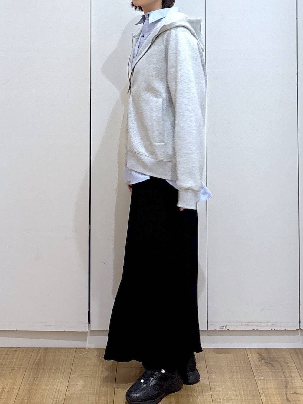 ブラック系のスニーカー、ブルー系のシャツ/ブラウス、ホワイト系のTシャツ/カットソーを着用したレディースの冬コーディネートの3枚目の写真