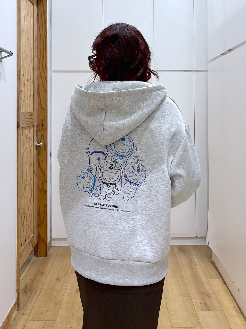 ブラック系のローファー、ブルー系のシャツ/ブラウス、ブラウン系のワンピースを着用したレディースの春コーディネートの4枚目の写真