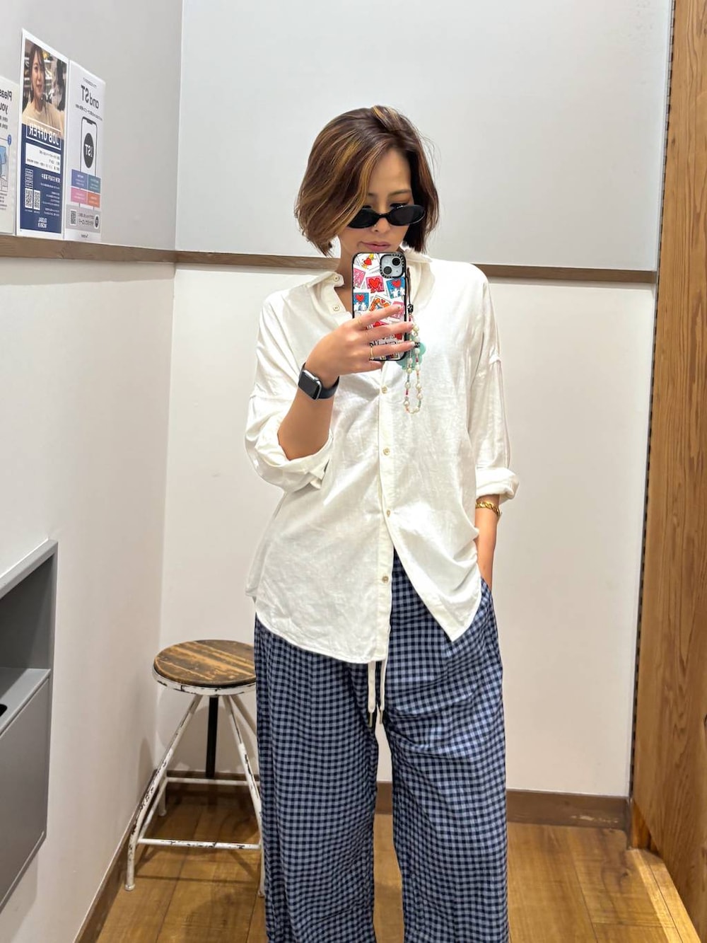ホワイト系のシャツ/ブラウス、ブルー系のその他パンツを着用したレディースの夏コーディネートの5枚目の写真