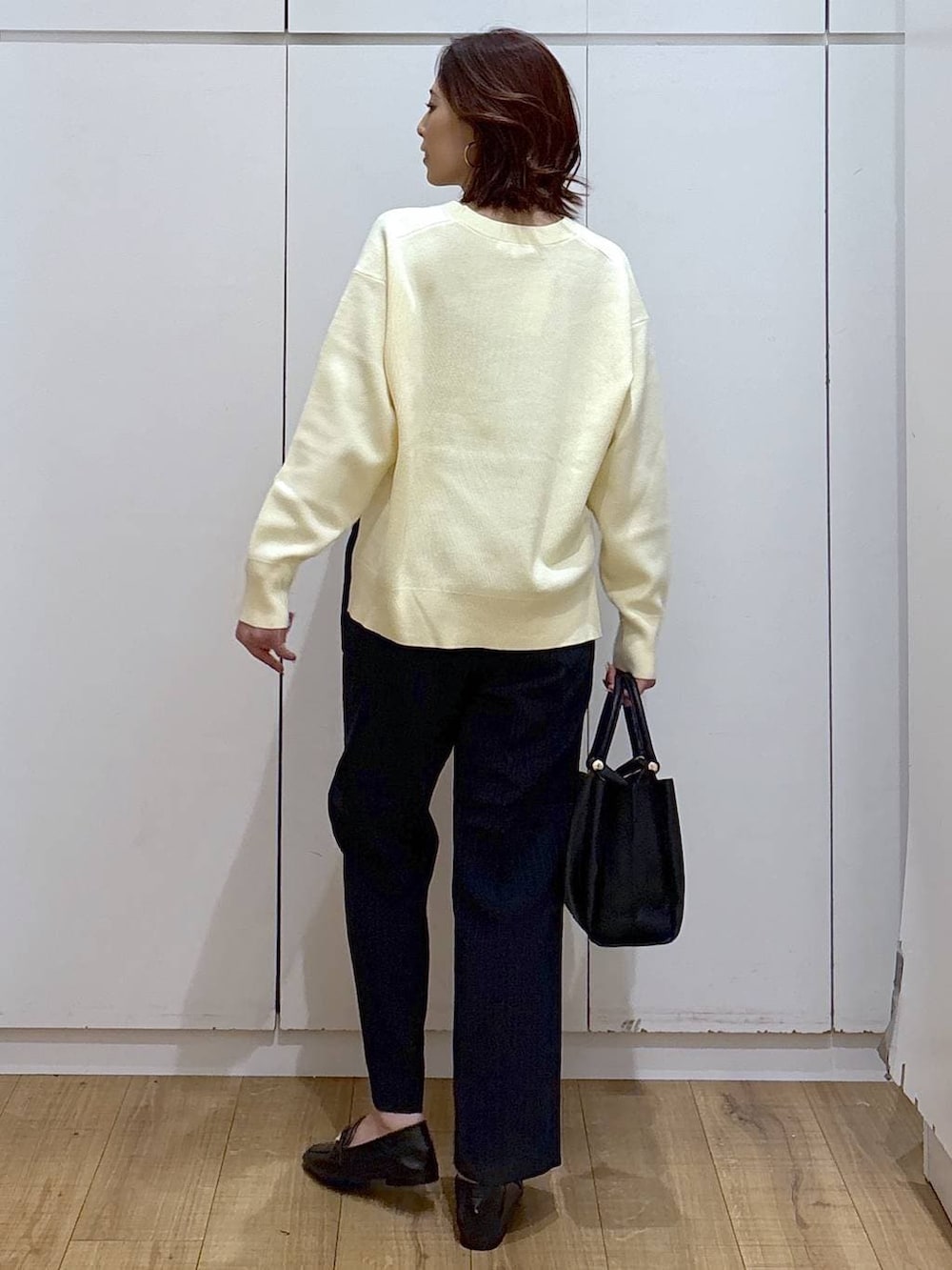 ブラック系のローファー、ブルー系のその他パンツ、ブラック系のトートバッグを着用したレディースの春コーディネートの4枚目の写真