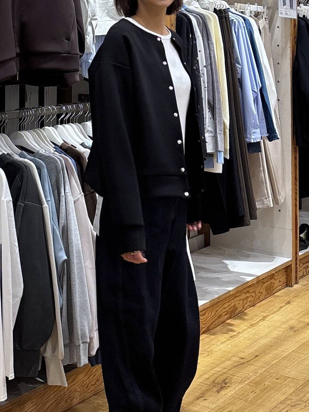 ブルー系のデニムパンツ、ブラック系のカーディガン/ボレロを着用したレディースの冬コーディネートの5枚目の写真