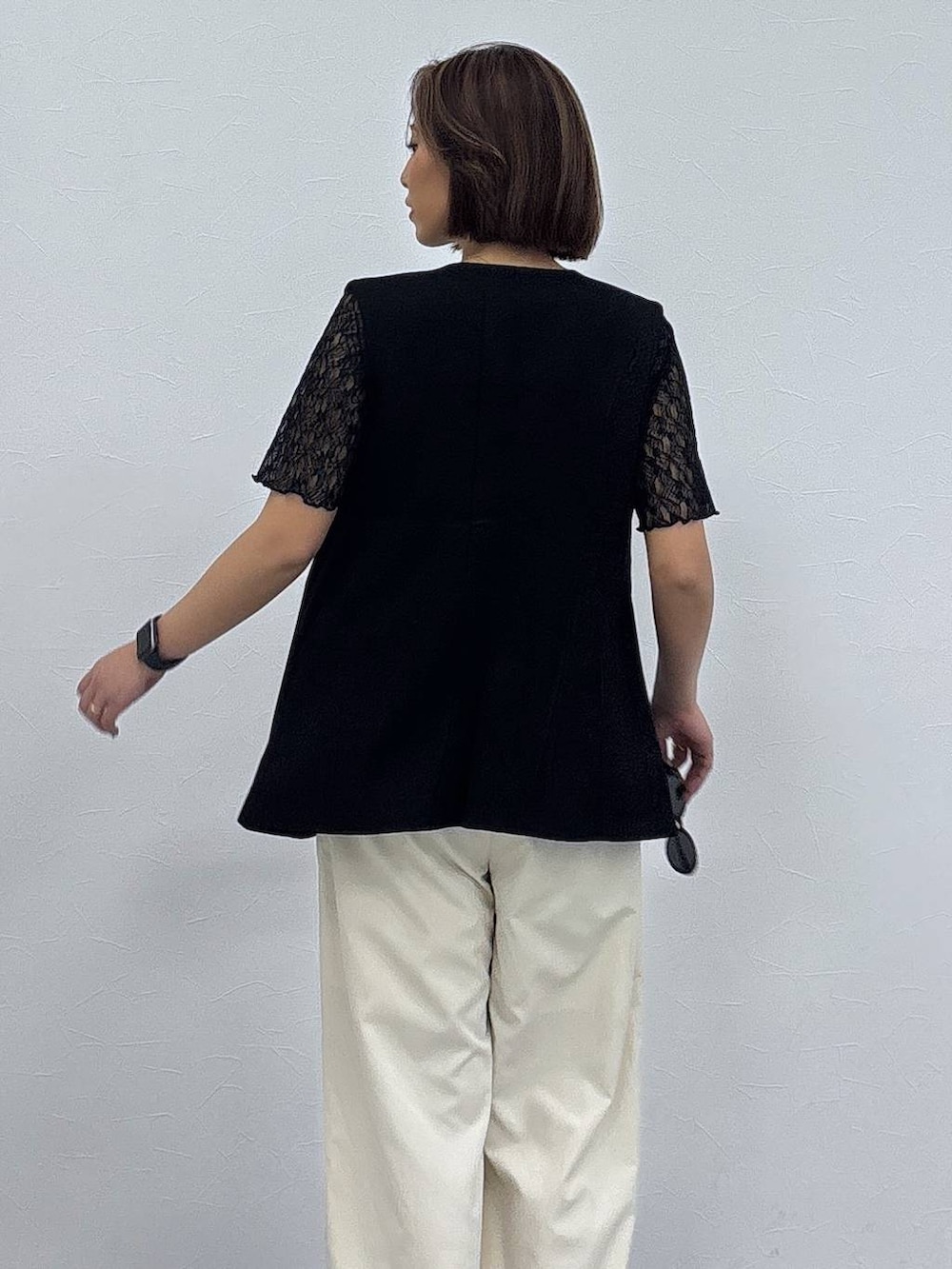 ブラック系のローファー、ブラック系のTシャツ/カットソー、ゴールド系のネックレスを着用したレディースの春コーディネートの4枚目の写真