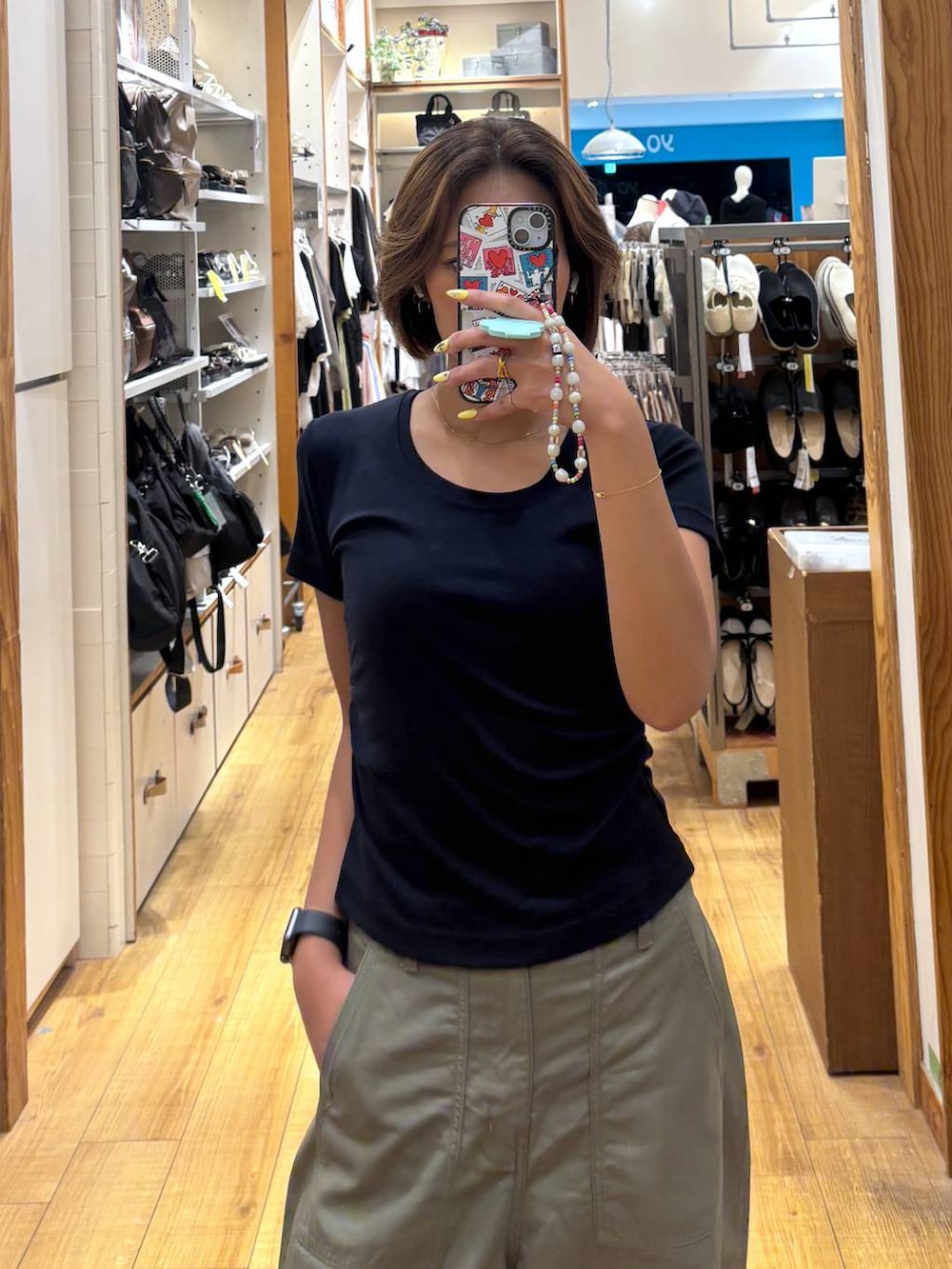 グリーン系のその他パンツ、ベージュ系のサンダルを着用したレディースの夏コーディネートの2枚目の写真