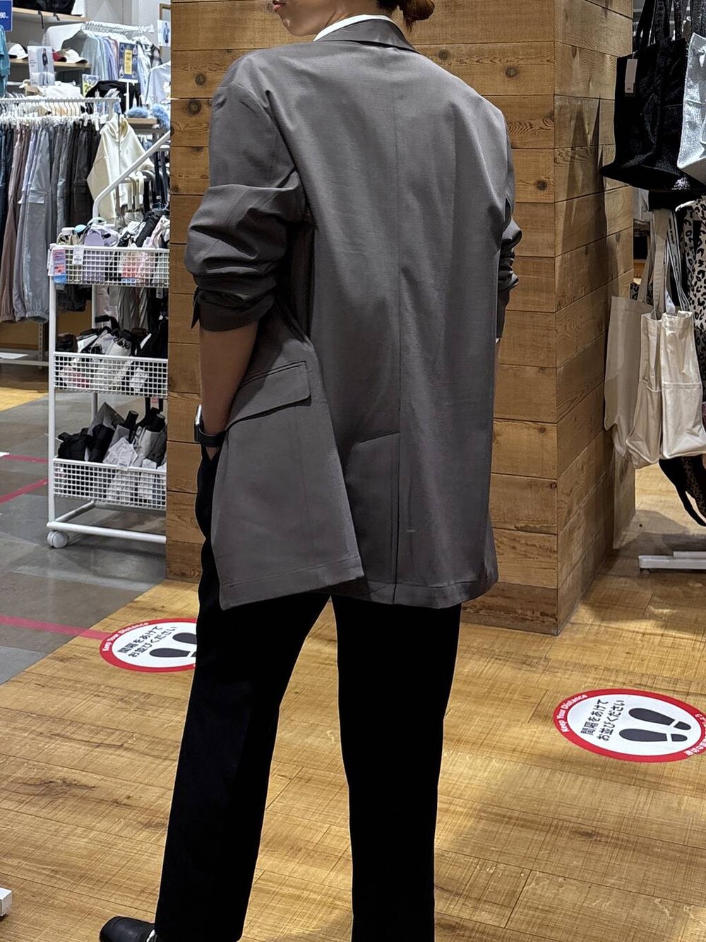 ブラック系のローファー、ブラウン系のテーラードジャケット、ブラック系のその他パンツを着用したレディースの秋コーディネートの7枚目の写真