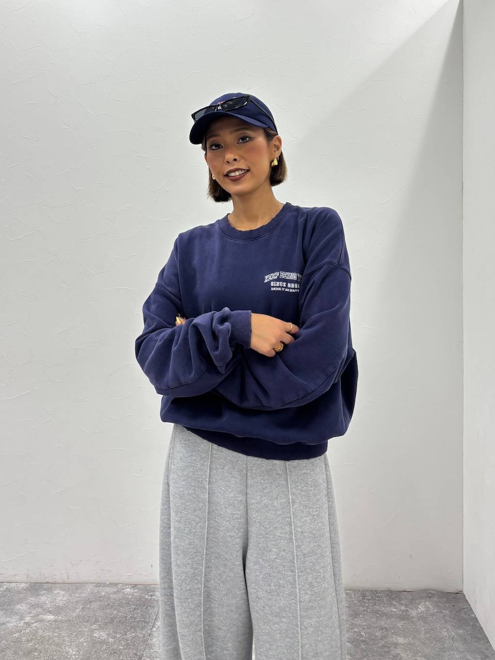 ブラック系のスニーカー、グレー系のその他パンツ、ブルー系のキャップを着用したレディースの秋コーディネートの5枚目の写真