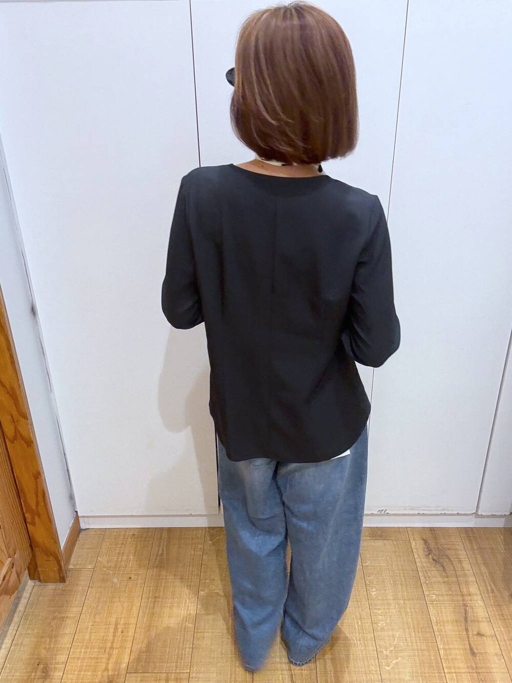 ブラック系のキャミソール、シルバー系のパンプス、グレー系のカーディガン/ボレロを着用したレディースの春コーディネートの5枚目の写真