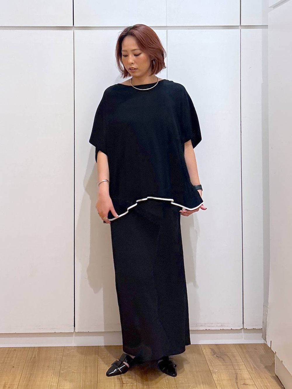 「GLOBAL WORK、高身長、着痩せ・細見え、体型カバー、高見え、ママコーデ、骨格ストレート」|「GLOBAL WORKのスッキレイさらさらポンチョ/288071(ニット/セーター、ブラック系)」を使った、ココさん(レディース・165cm)の春コーディネートの2枚目の写真