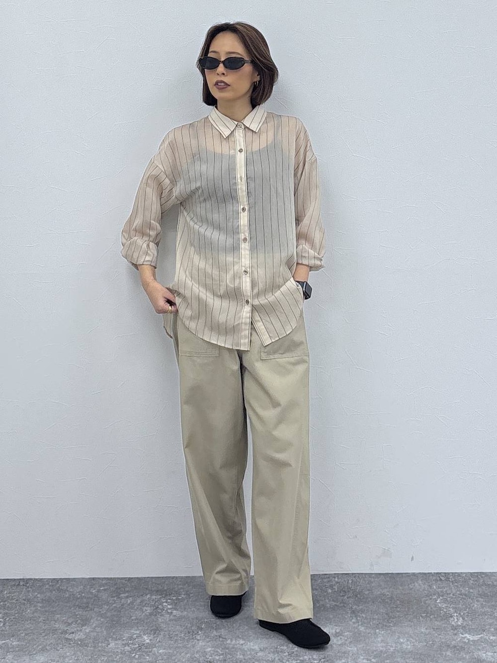 ブラック系のキャミソール、ベージュ系のその他パンツ、ブラック系のパンプスを着用したレディースの春コーディネートの4枚目の写真