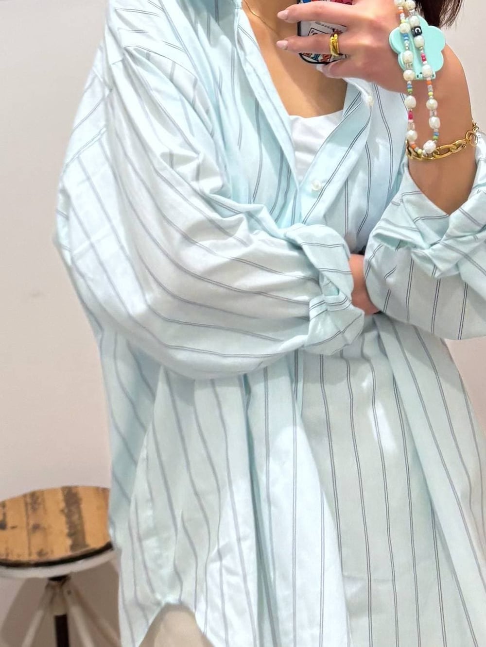 ブラック系のローファー、ブルー系のシャツ/ブラウス、ベージュ系のその他パンツを着用したレディースの春コーディネートの4枚目の写真