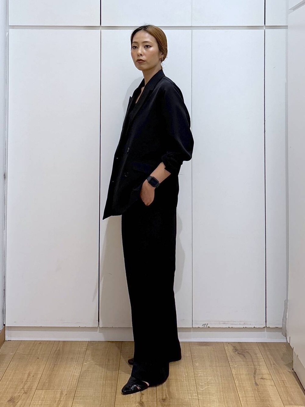 ブラック系のキャミソール、ブラック系のパンプス、ブラック系のその他パンツを着用したレディースの秋コーディネートの5枚目の写真