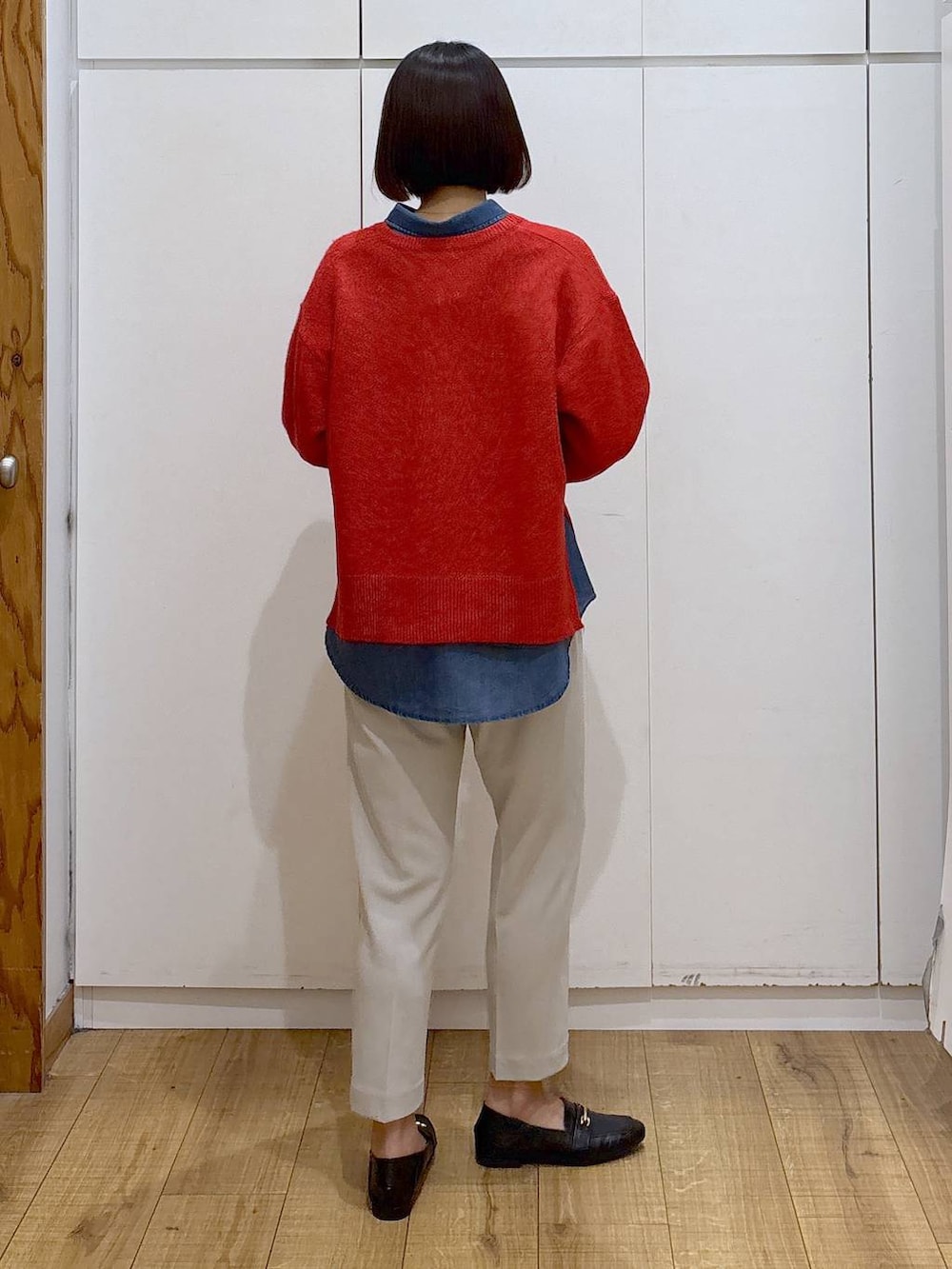 ブラック系のローファー、ブルー系のシャツ/ブラウス、レッド系のニット/セーターを着用したレディースの冬コーディネートの4枚目の写真