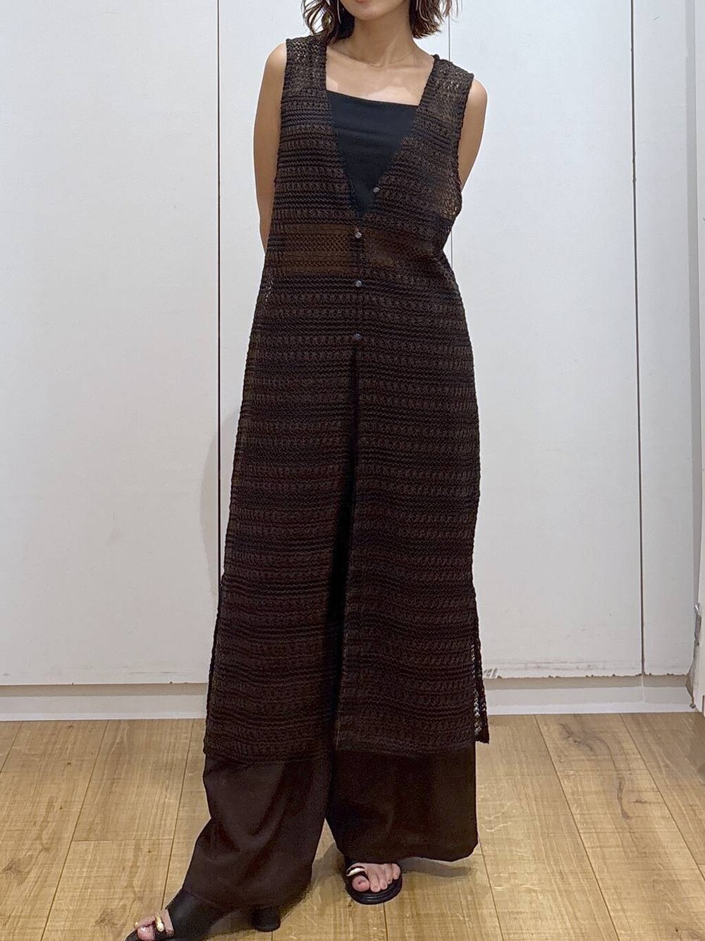 ブラック系のキャミソール、ブラウン系のその他パンツ、ブラック系のサンダルを着用したレディースの夏コーディネートの3枚目の写真