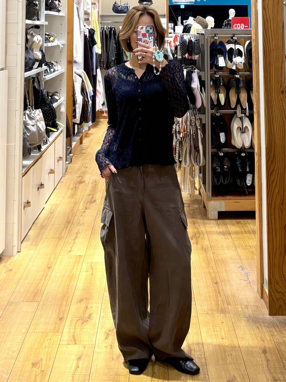 グリーン系のその他パンツ、ブルー系のシャツ/ブラウス、ブラック系のキャミソールを着用したレディースの秋コーディネートの2枚目の写真