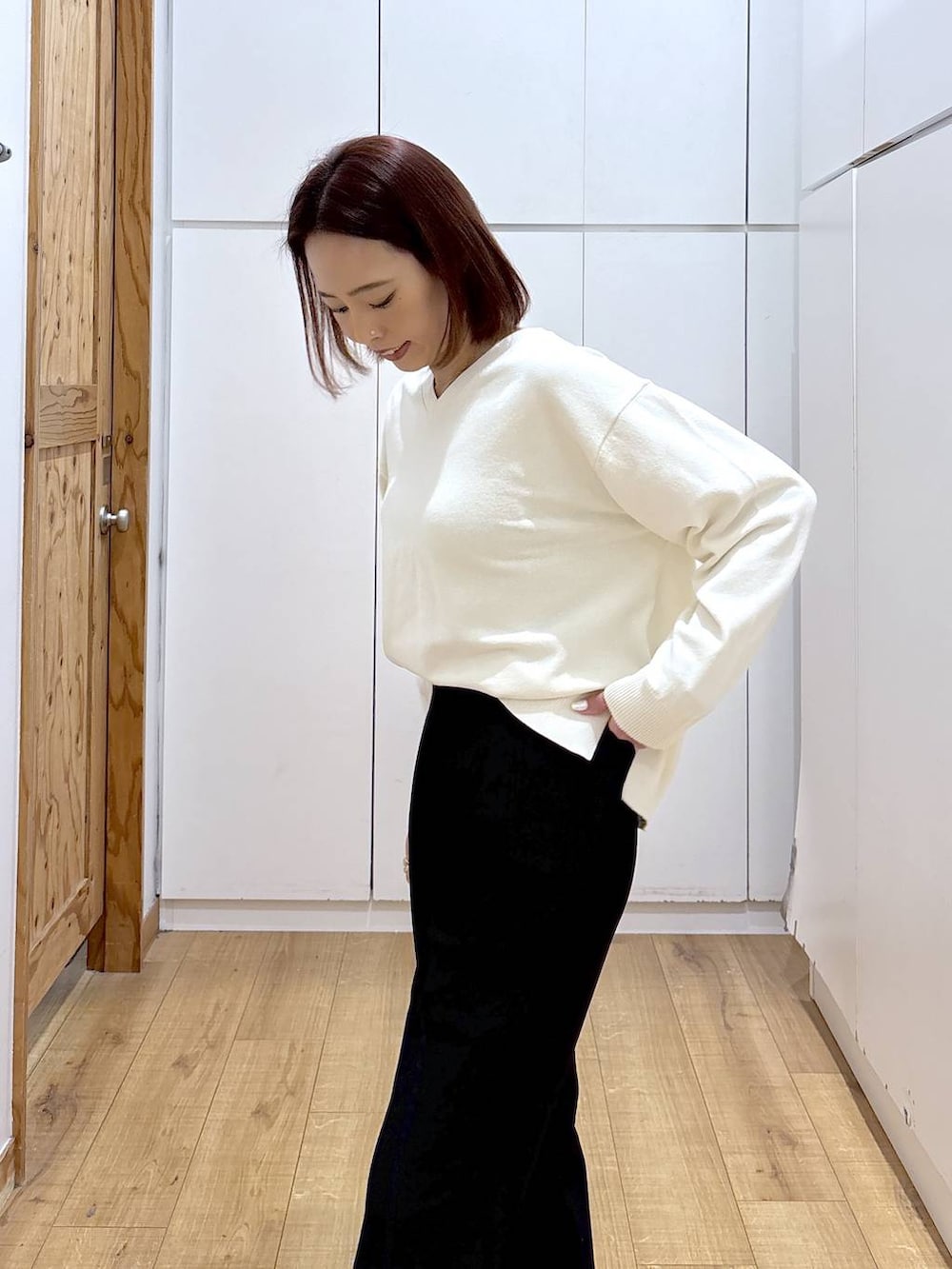 ブラック系のローファー、ブラック系のスラックス、ベージュ系のステンカラーコートを着用したレディースの春コーディネートの5枚目の写真