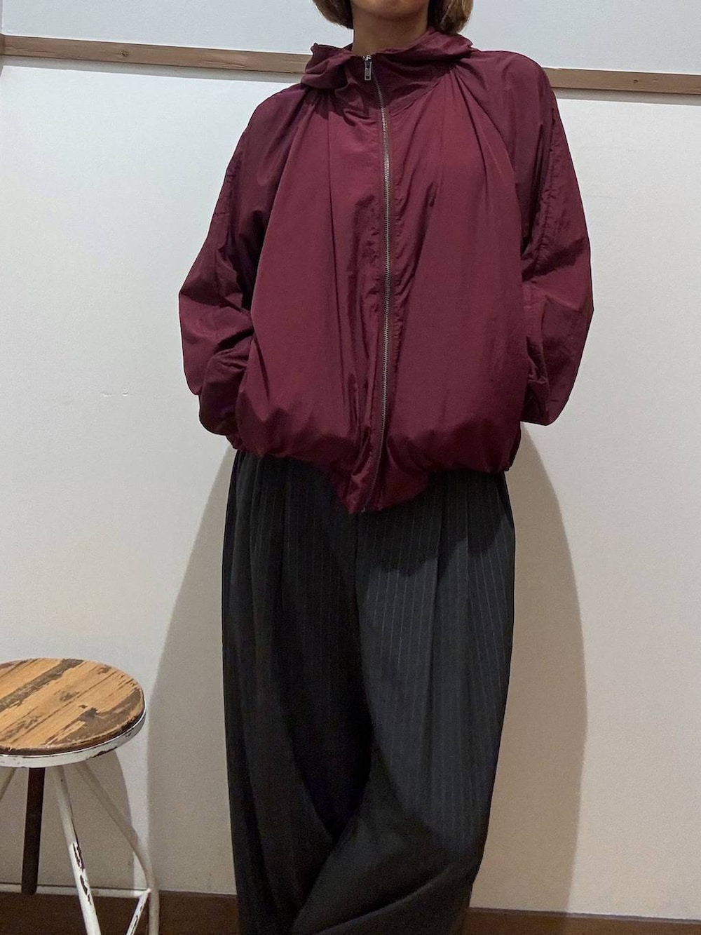 グレー系のその他パンツ、レッド系のブルゾンを着用したレディースの秋コーディネートの4枚目の写真