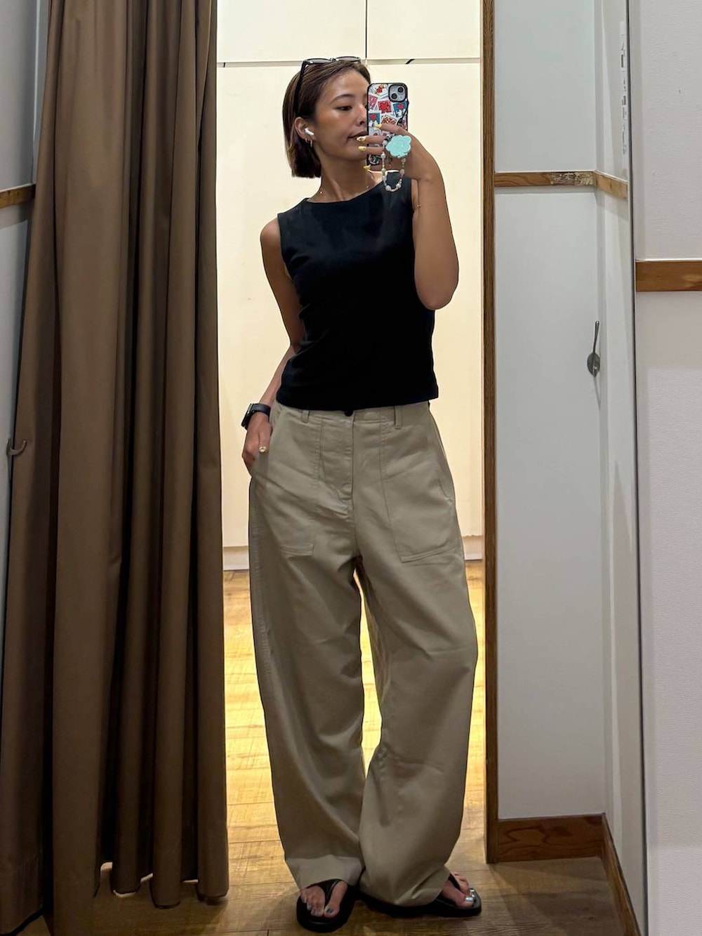 ベージュ系のその他パンツ、ブラック系のサンダルを着用したレディースの夏コーディネートの6枚目の写真