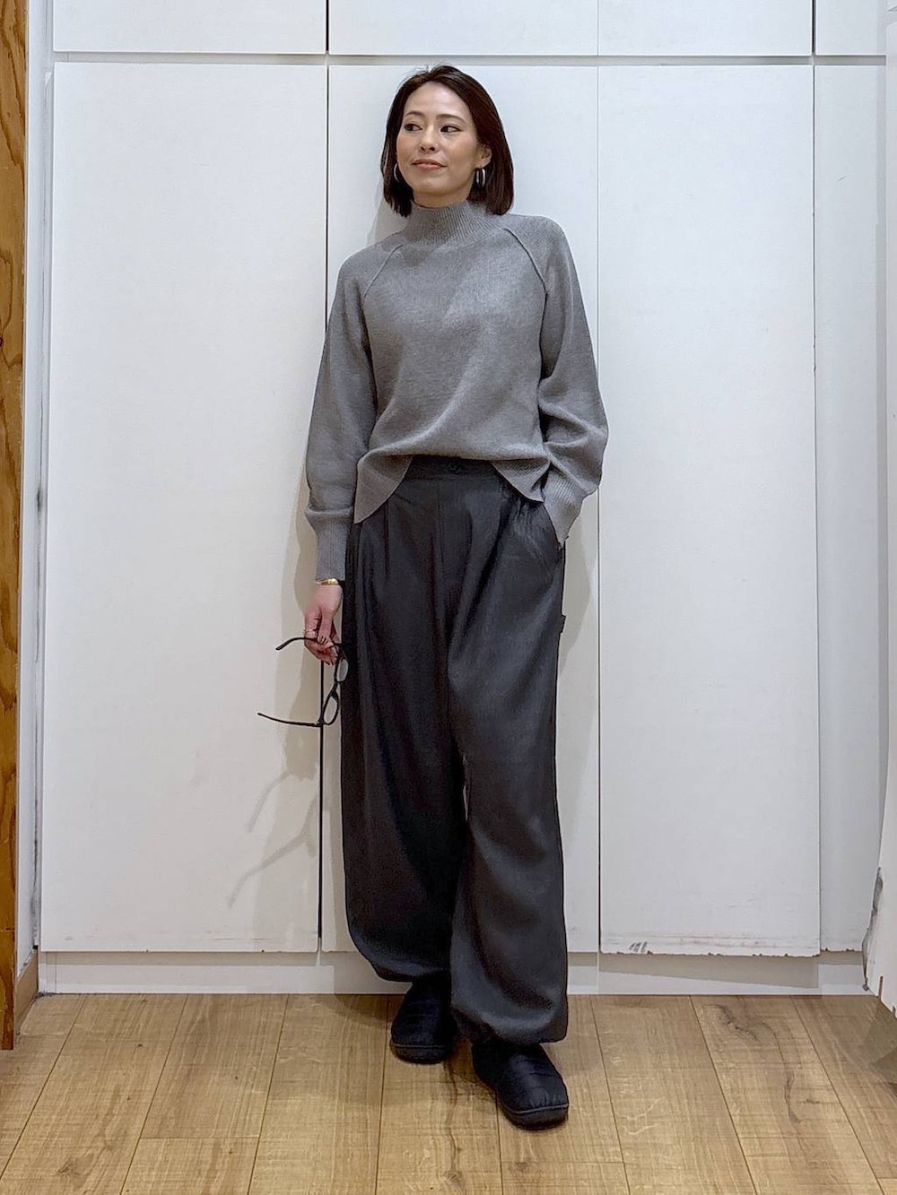 グレー系のニット/セーター、グレー系のその他パンツを着用したレディースの冬コーディネートの6枚目の写真