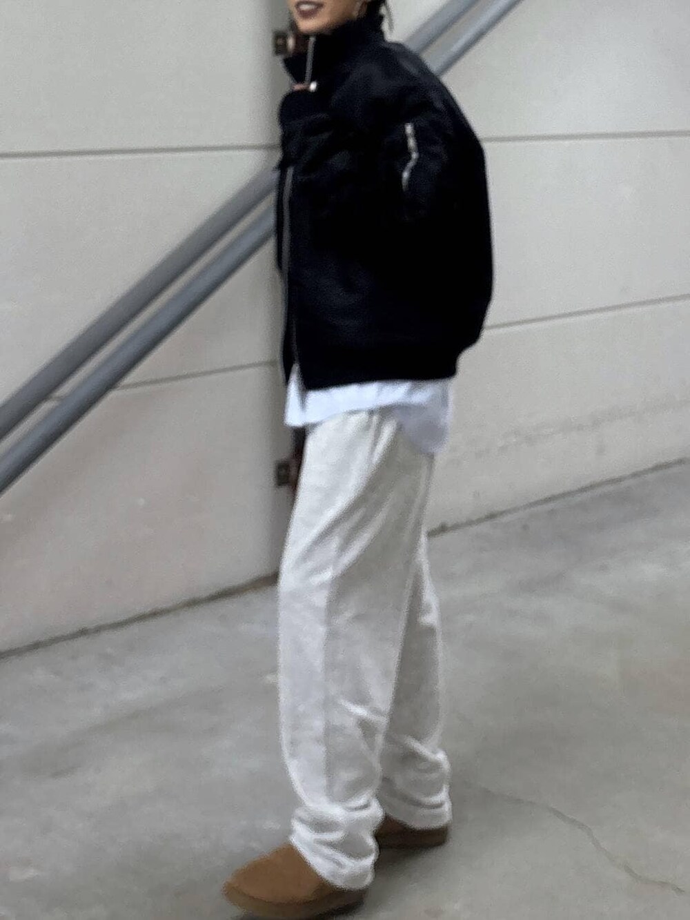 グレー系のスウェット、ブルー系のシャツ/ブラウス、ブラウン系のキャップを着用したレディースの秋コーディネートの4枚目の写真