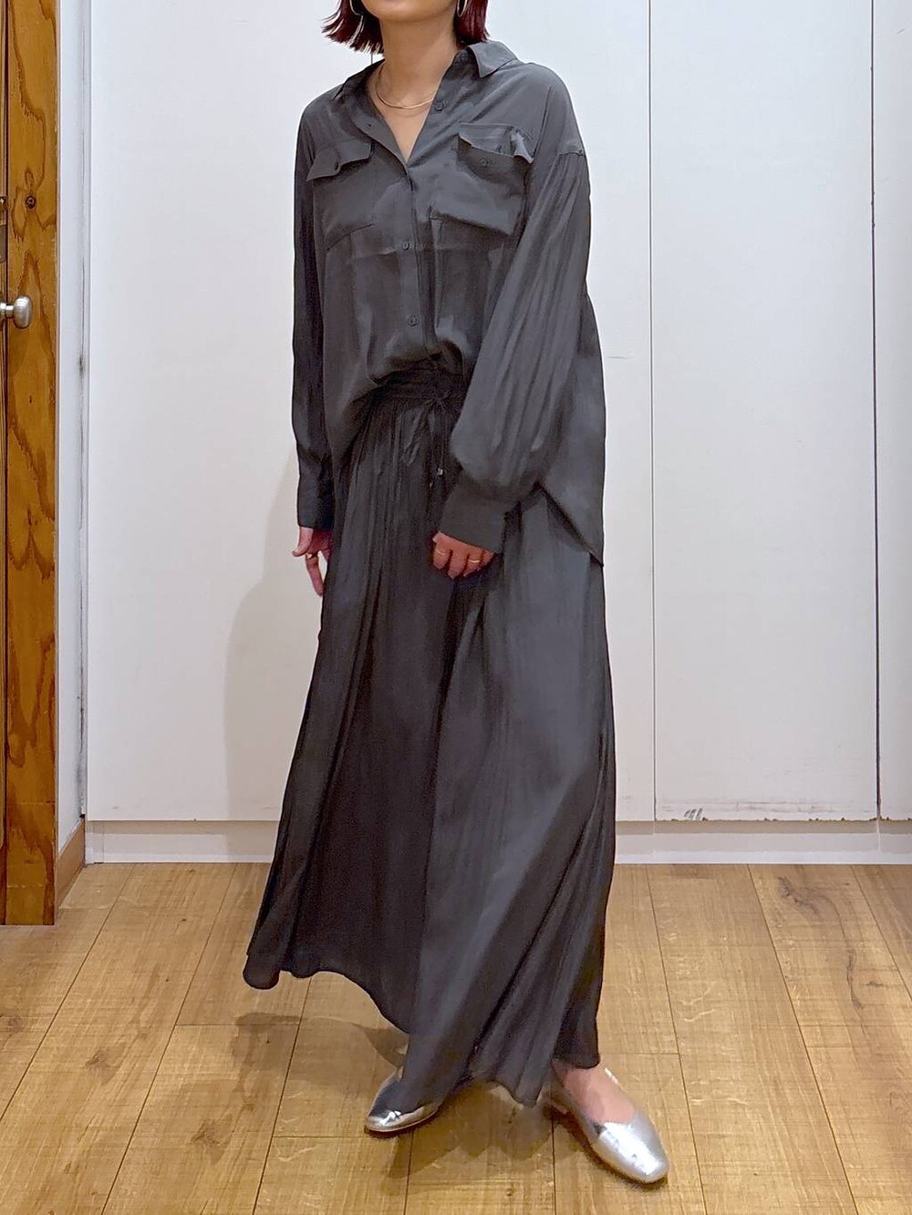 シルバー系のパンプス、ブラック系のシャツ/ブラウス、ブラック系のその他パンツを着用したレディースの春コーディネートの5枚目の写真