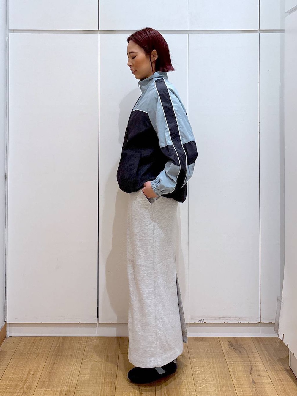 「体型カバー、高見え、高身長、ママコーデ、骨格ストレート、GLOBAL WORK、着痩せ・細見え」｜「GLOBAL WORKのエアかるクラシックスニーカー/135751（スニーカー、ブルー系）」を使った、ココさん（レディース・165cm）の春コーディネートの3枚目の写真