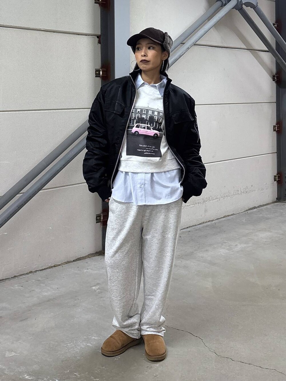 グレー系のスウェット、ブルー系のシャツ/ブラウス、ブラウン系のキャップを着用したレディースの秋コーディネートの2枚目の写真