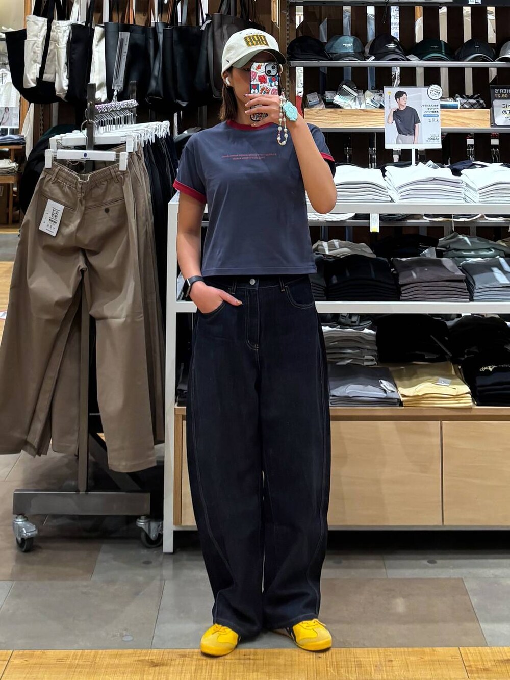 ブルー系のデニムパンツ、ブルー系のTシャツ/カットソーを着用したレディースの夏コーディネートの9枚目の写真