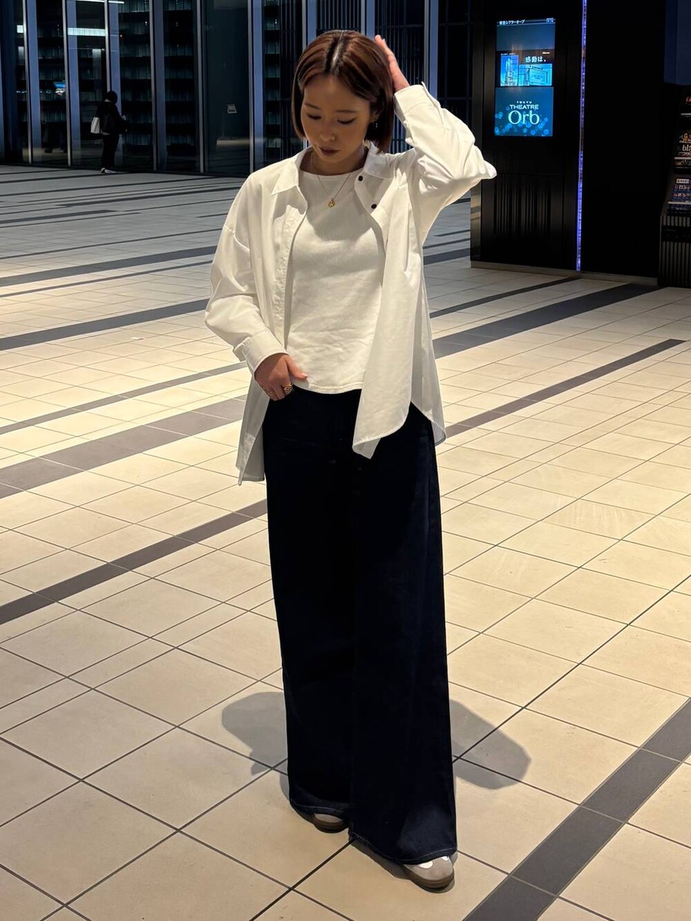 ホワイト系のシャツ/ブラウスを着用したレディースの春コーディネートの6枚目の写真