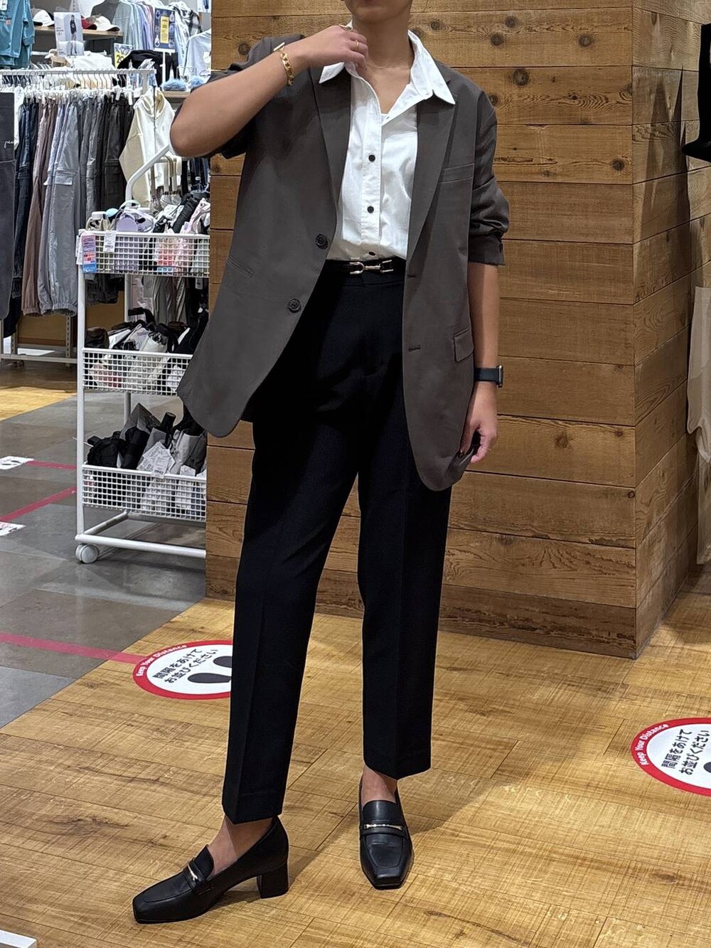 ブラック系のローファー、ブラウン系のテーラードジャケット、ブラック系のその他パンツを着用したレディースの秋コーディネートの5枚目の写真