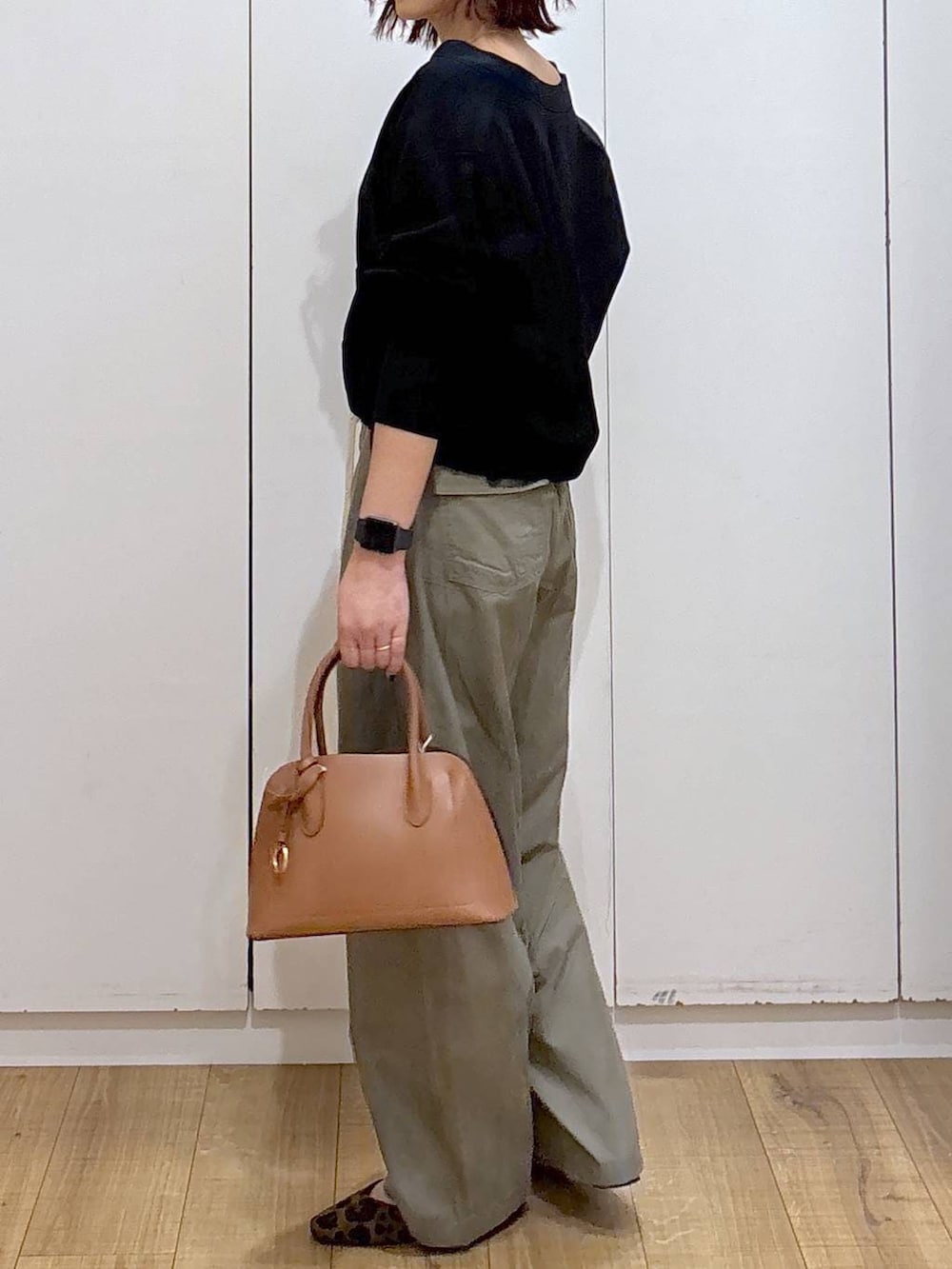 その他のパンプス、ブラウン系のショルダーバッグ、ブラック系のカーディガン/ボレロを着用したレディースの春コーディネートの3枚目の写真