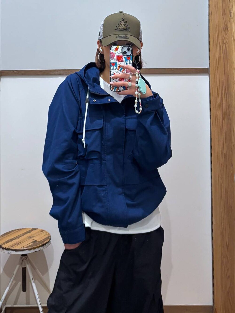 ブルー系のマウンテンパーカー、その他のタンクトップを着用したレディースの春コーディネートの4枚目の写真