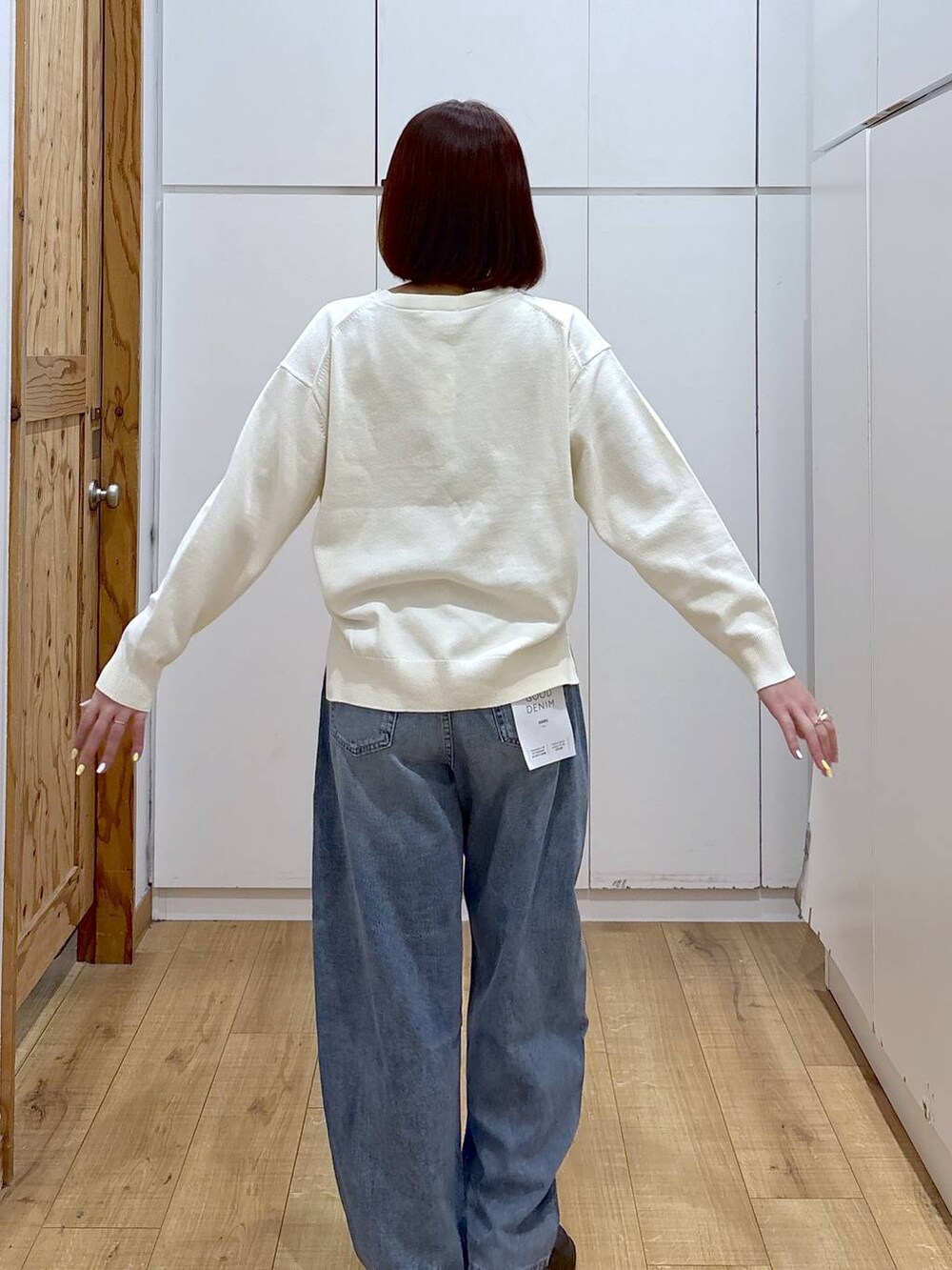 その他のショルダーバッグ、ブルー系のデニムパンツ、ベージュ系のステンカラーコートを着用したレディースの春コーディネートの8枚目の写真