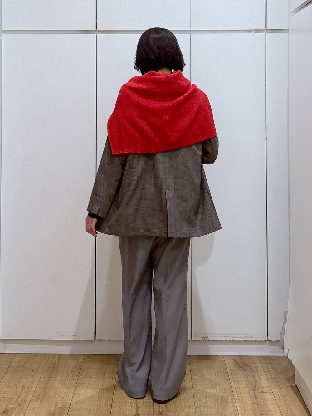 ブラウン系のテーラードジャケット、ブラック系のスウェット、ベージュ系のローファーを着用したレディースの秋コーディネートの3枚目の写真