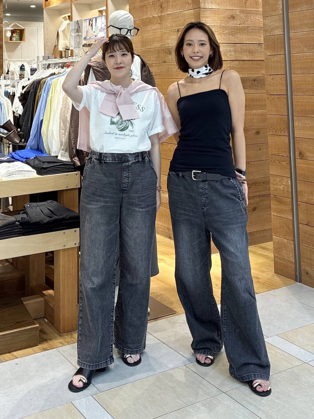 ブラック系のキャミソール、ブラック系のデニムパンツ、ホワイト系のTシャツ/カットソーを着用したレディースの春コーディネートの2枚目の写真