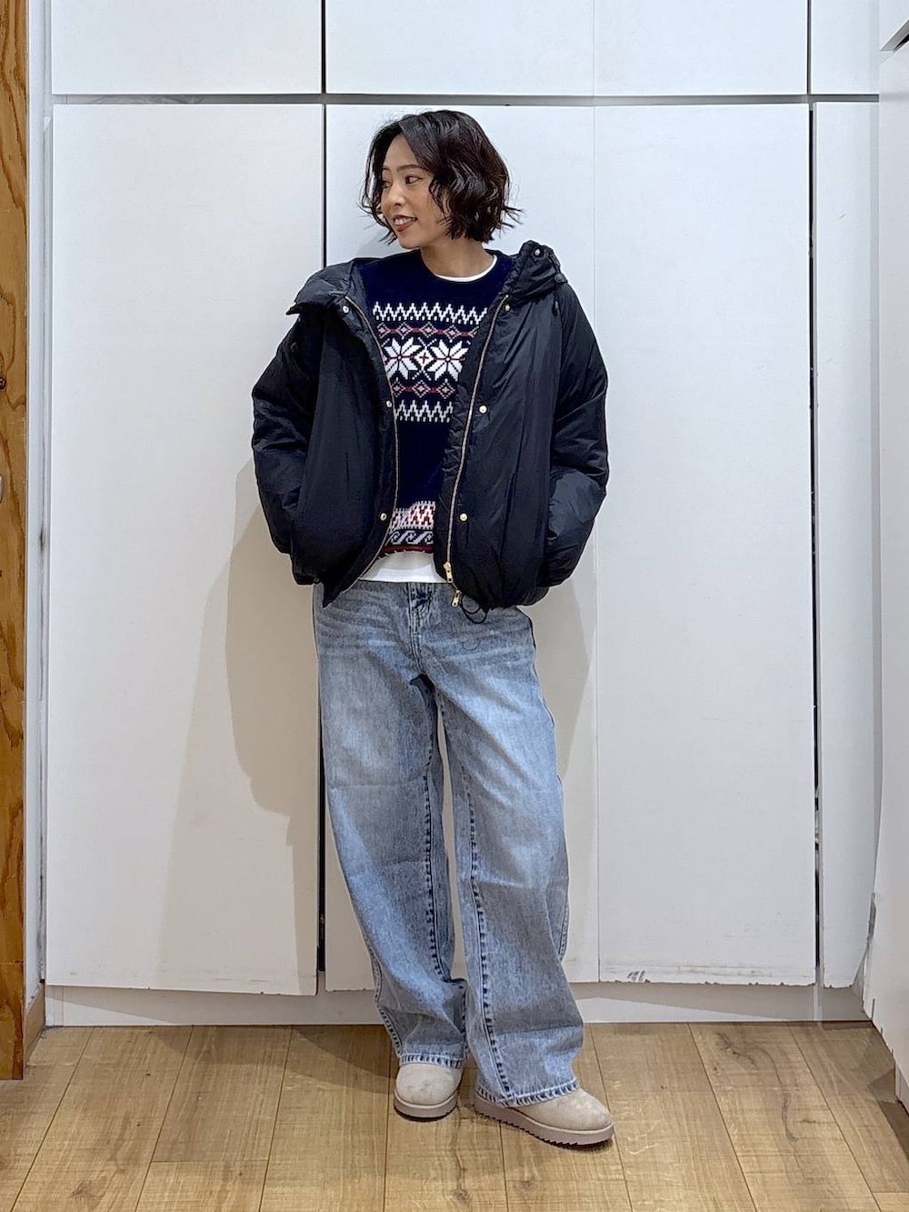 ブルー系のダウンジャケット/コート、ブルー系のデニムパンツ、ホワイト系のTシャツ/カットソーを着用したレディースの冬コーディネートの4枚目の写真