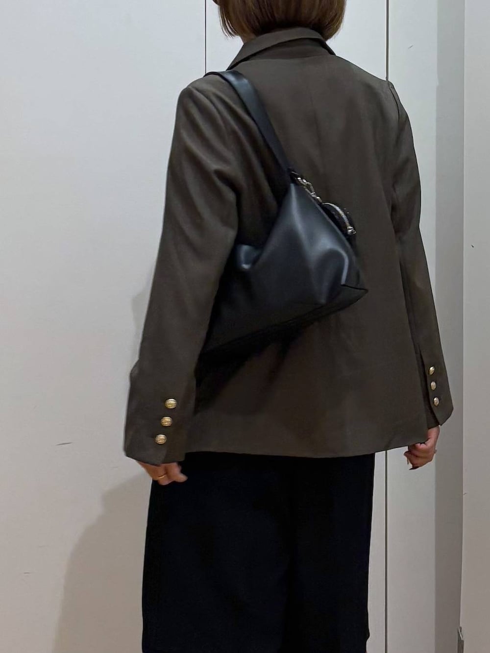 ブラック系のローファー、ブルー系のシャツ/ブラウス、ブルー系のその他パンツを着用したレディースの秋コーディネートの8枚目の写真