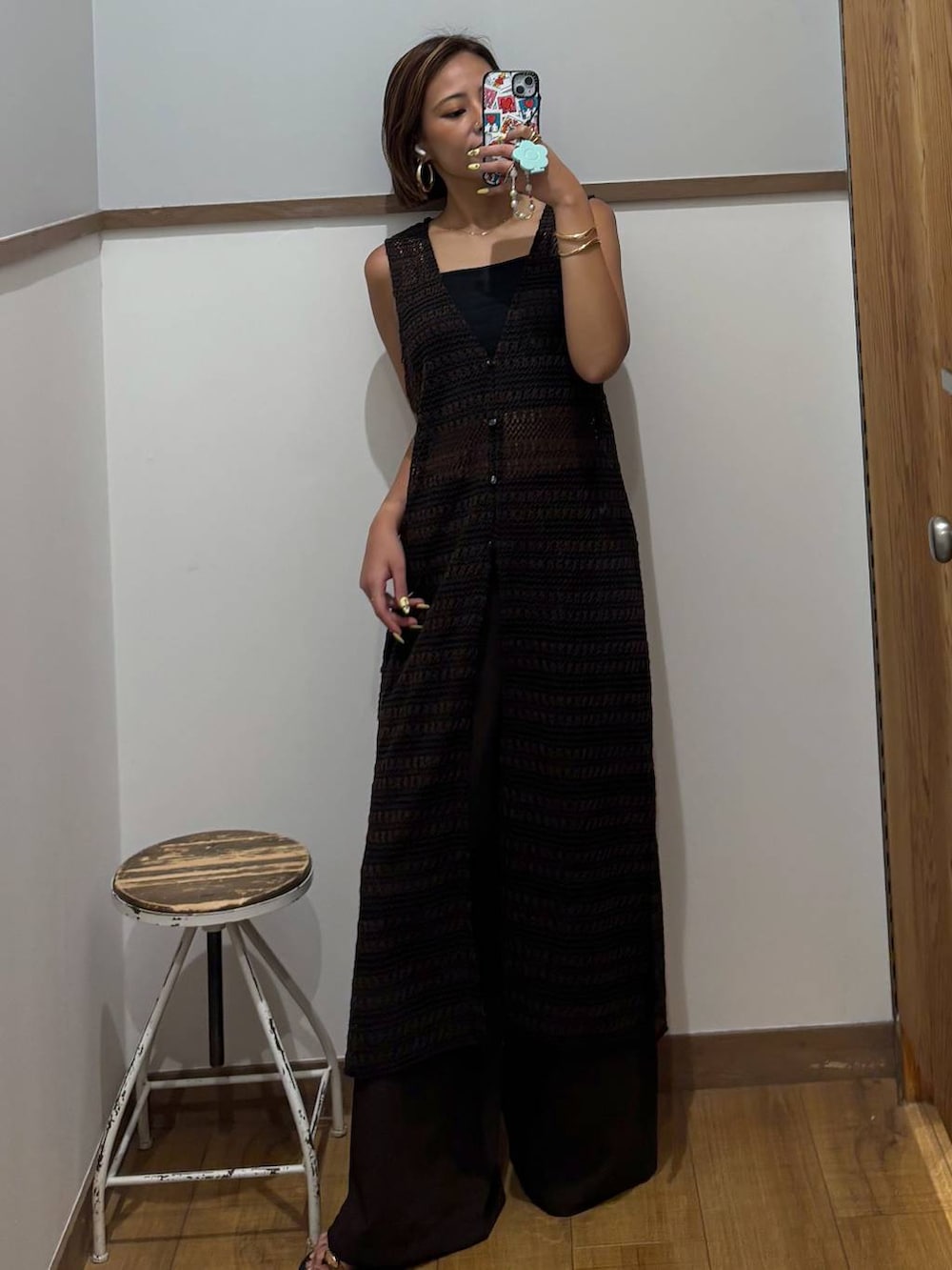 ブラック系のキャミソール、ブラウン系のその他パンツ、ブラウン系のワンピースを着用したレディースの夏コーディネートの2枚目の写真
