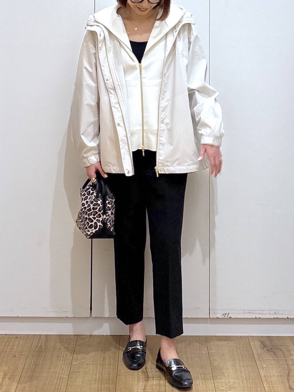 ブラック系のローファー、その他のショルダーバッグ、ホワイト系のパーカーを着用したレディースの春コーディネートの3枚目の写真