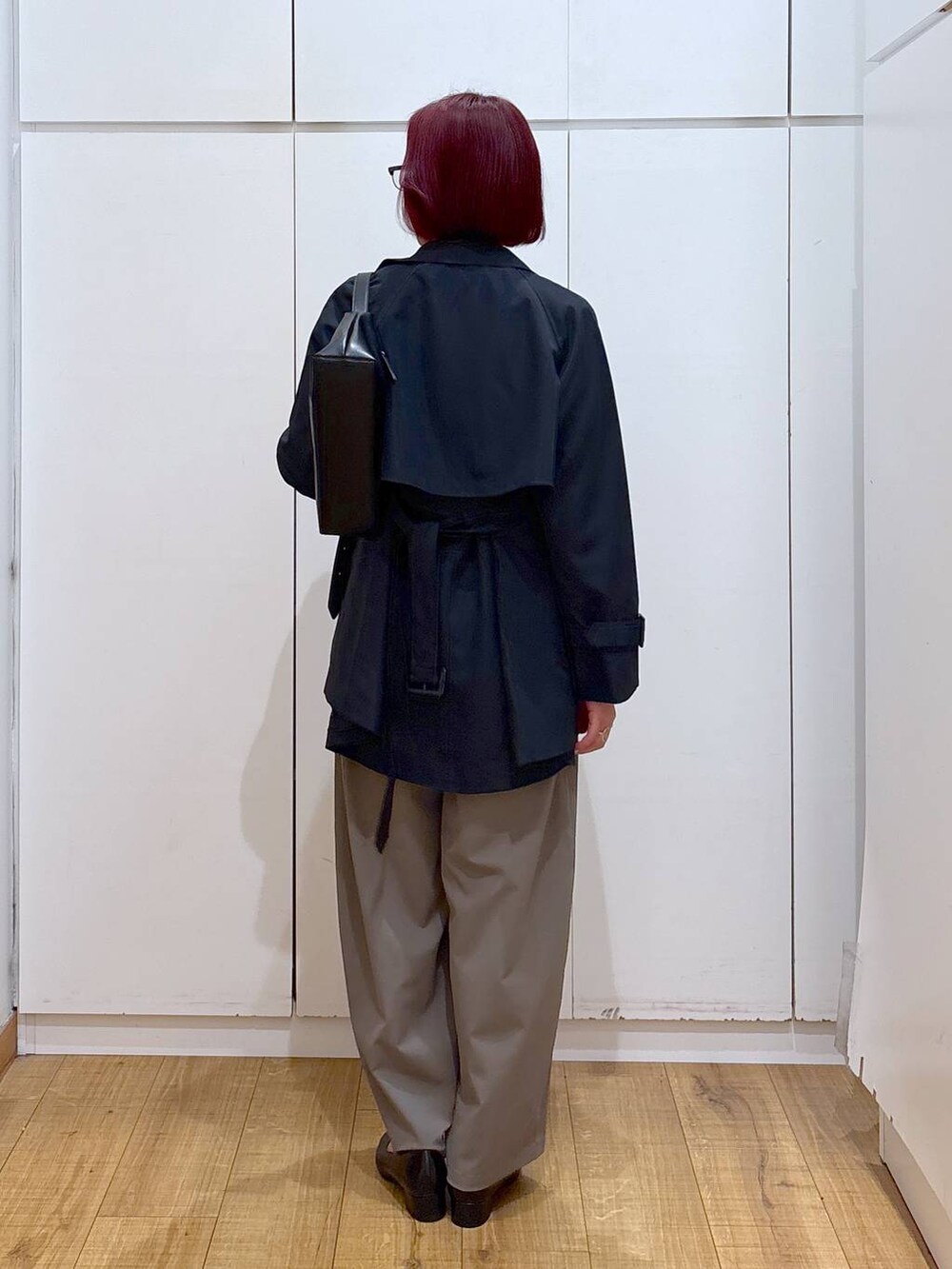 「ブラウス、体型カバー、GLOBAL WORK、トレンチコート、春コーデ、高見え、高身長、ママコーデ、骨格ストレート、着痩せ・細見え」|「GLOBAL WORKのお手入れらくらくパイピングブラウス/133611(シャツ/ブラウス、ホワイト系)」を使った、ココさん(レディース・165cm)の春コーディネートの4枚目の写真