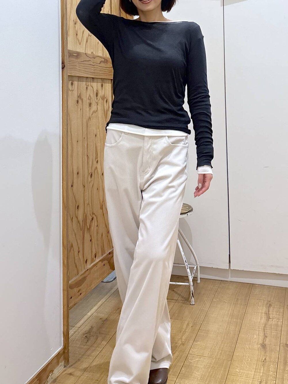 グレー系のその他パンツ、ブラウン系のブーツ、ホワイト系のTシャツ/カットソーを着用したレディースの秋コーディネートの6枚目の写真