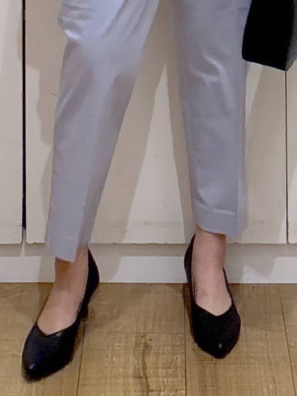 ブラック系のパンプス、ブルー系のスラックス、ホワイト系のシャツ/ブラウスを着用したレディースの冬コーディネートの5枚目の写真