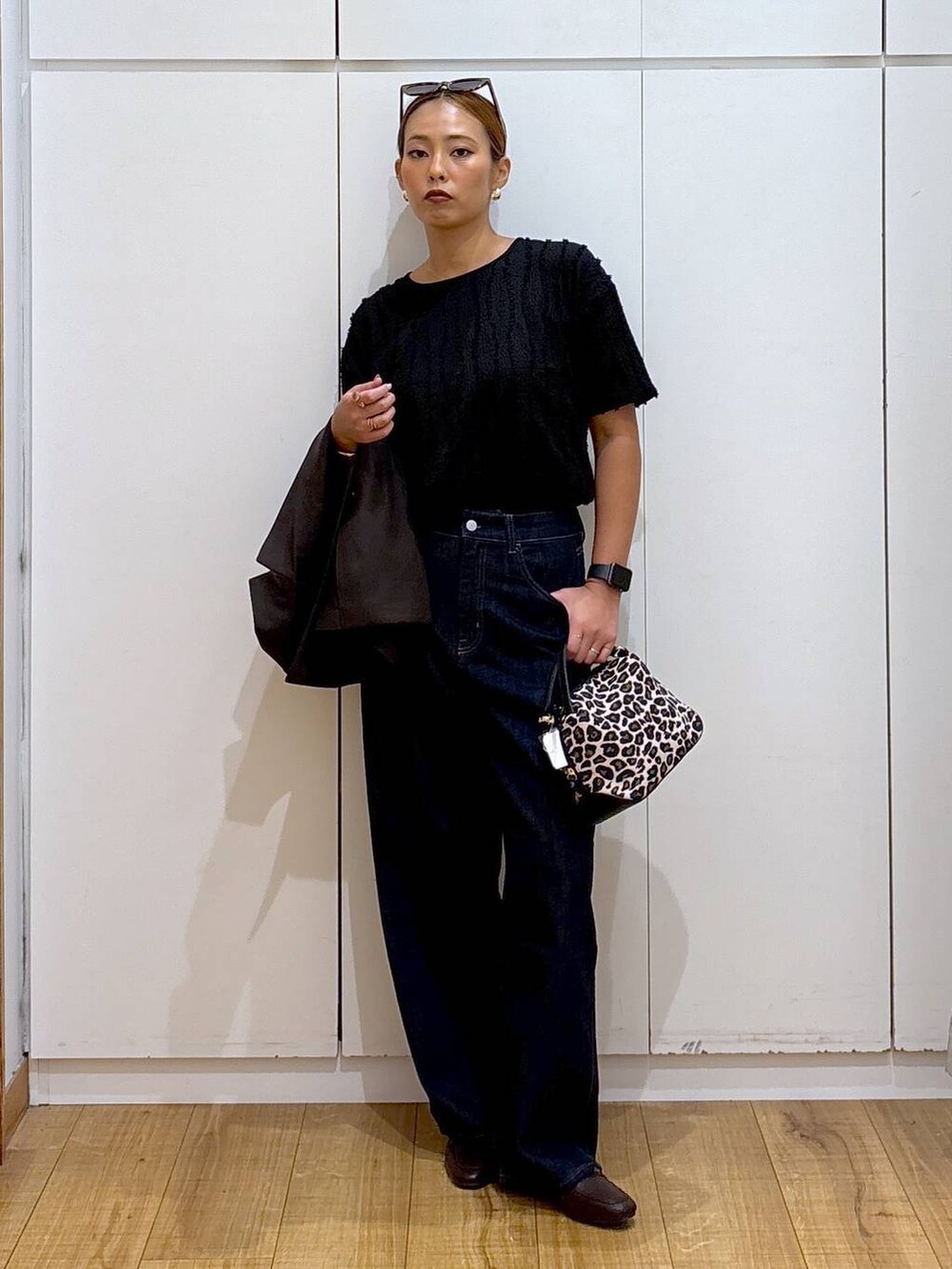 ブラウン系のローファー、その他のショルダーバッグ、ブラック系のTシャツ/カットソーを着用したレディースの夏コーディネートの5枚目の写真