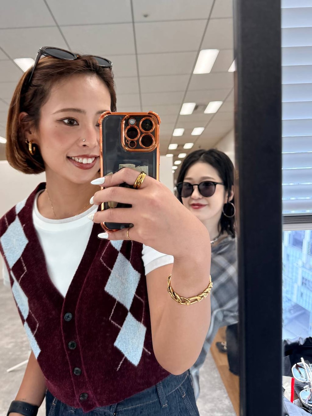 ホワイト系のTシャツ/カットソー、ブルー系のデニムパンツを着用したレディースの夏コーディネートの4枚目の写真