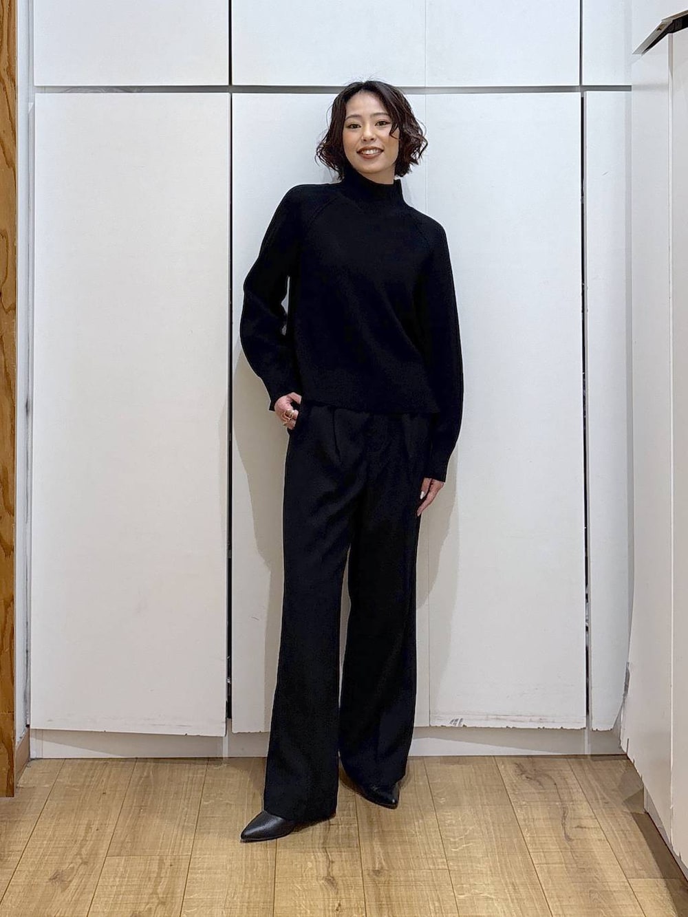 ブラック系のその他パンツ、ブラック系のニット/セーター、ブラウン系のテーラードジャケットを着用したレディースの冬コーディネートの9枚目の写真