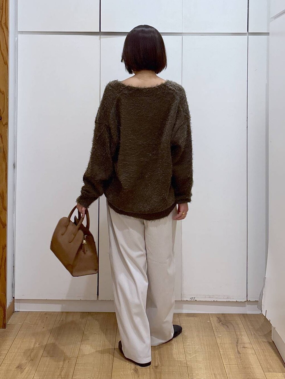 グレー系のその他パンツ、ベージュ系のショルダーバッグ、ブラウン系のカーディガン/ボレロを着用したレディースの秋コーディネートの4枚目の写真