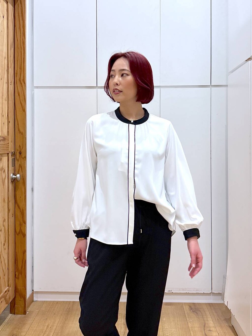 ホワイト系のシャツ/ブラウス、ブラック系のショルダーバッグ、ブラック系のその他パンツを着用したレディースの春コーディネートの8枚目の写真