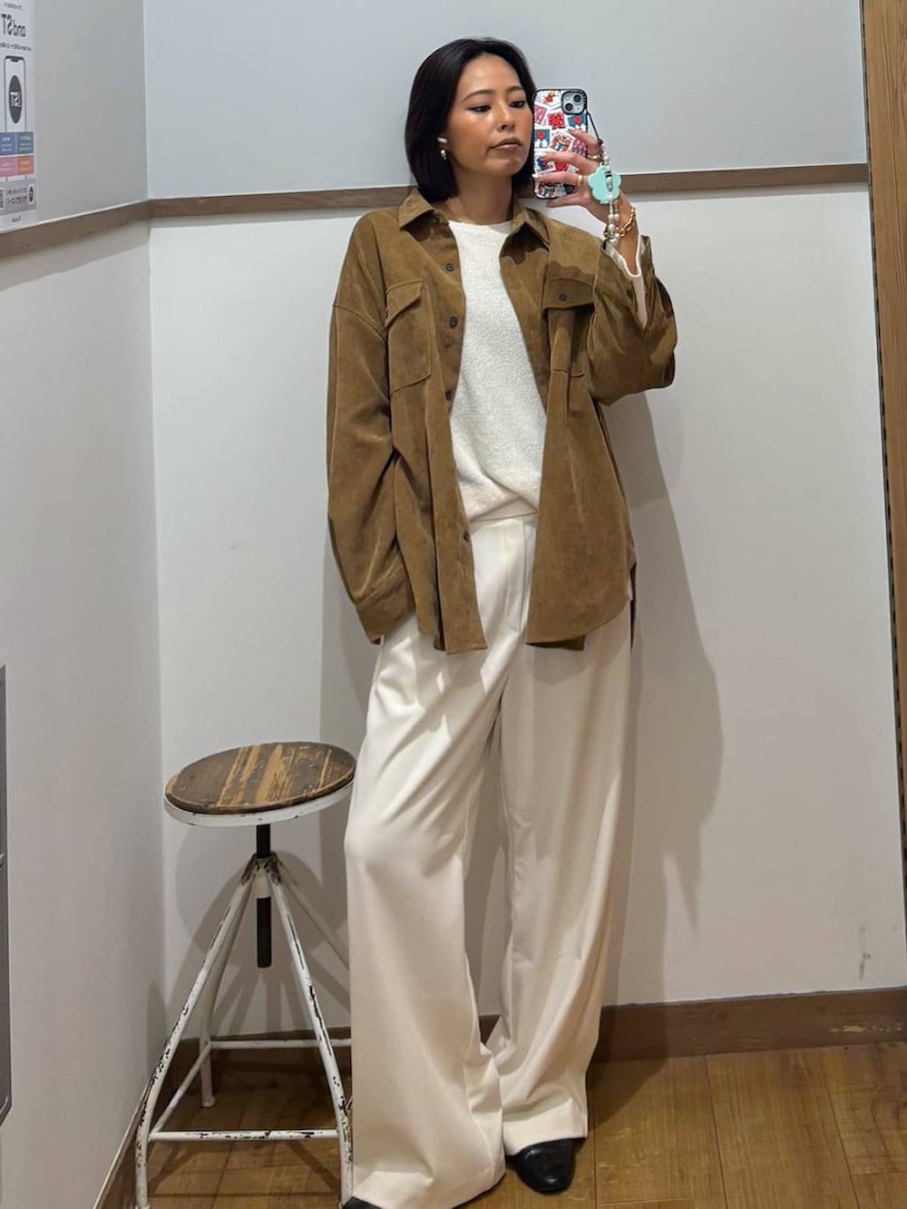 ブラック系のローファー、イエロー系のシャツ/ブラウス、ベージュ系のニット/セーターを着用したレディースの秋コーディネートの2枚目の写真