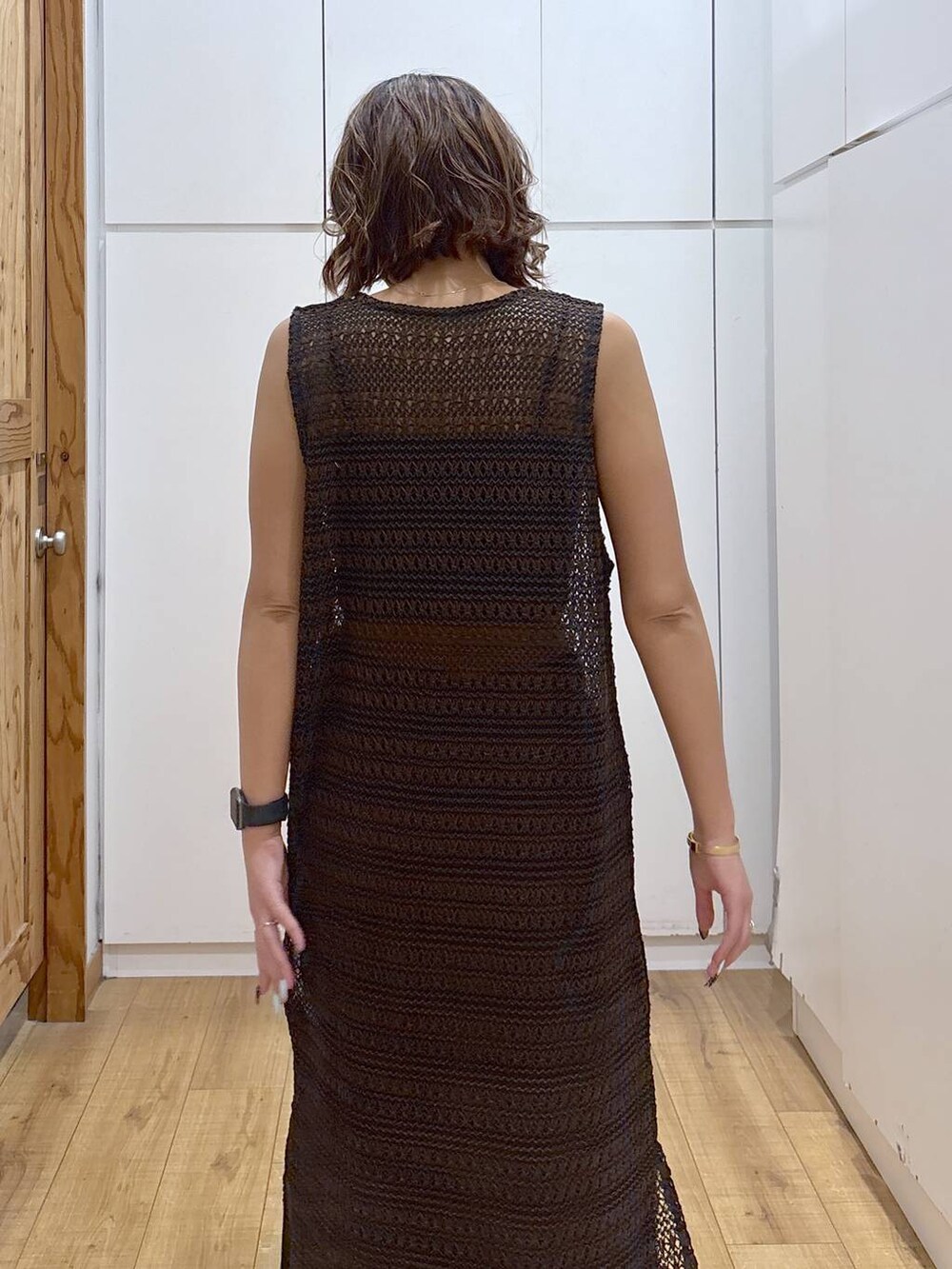ブラック系のキャミソール、ブラウン系のその他パンツ、ブラック系のサンダルを着用したレディースの夏コーディネートの5枚目の写真
